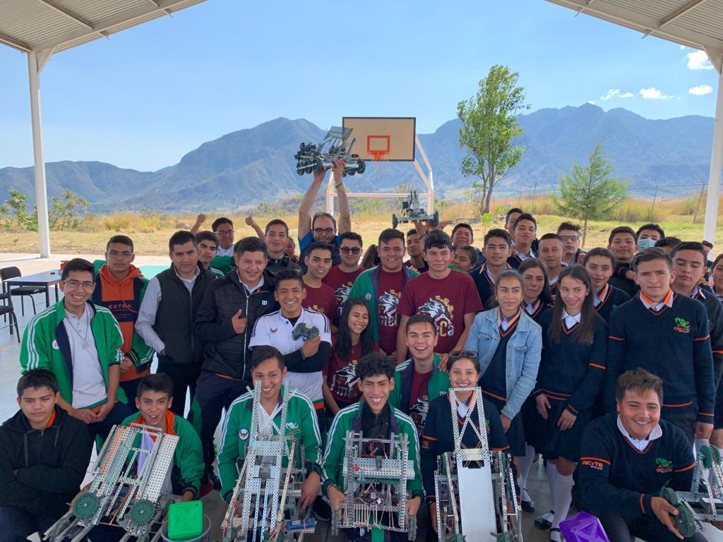 Estudiantes del CECyTEM del Oriente Michoacano, se coronan en Concurso Regional de Robótica