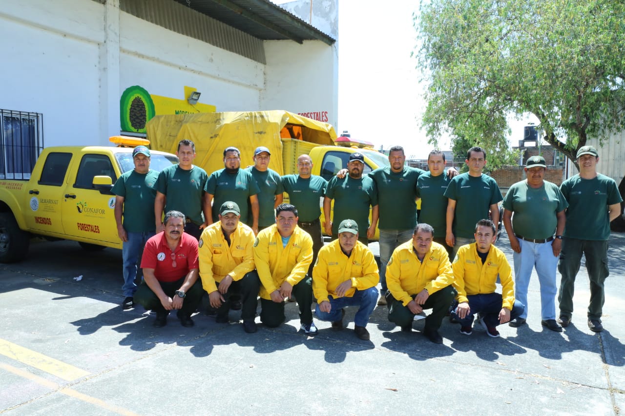  Ejército de hombres y mujeres, listos para proteger nuestros bosques de incendios forestales