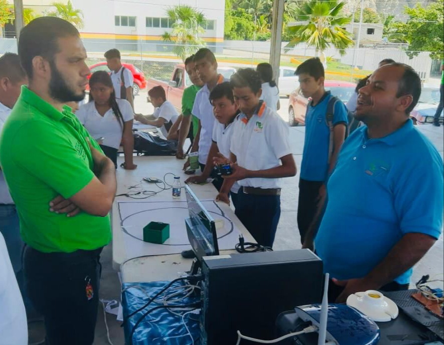  Muestra alumnado del CECyTEM su talento en Caravana de la Ciencia en la Costa Michoacana