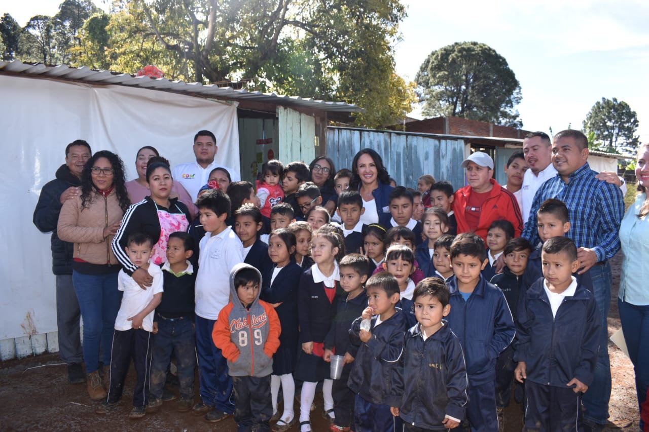 Combate IIFEEM aulas de palitos en primaria “Mártires de Uruapan”