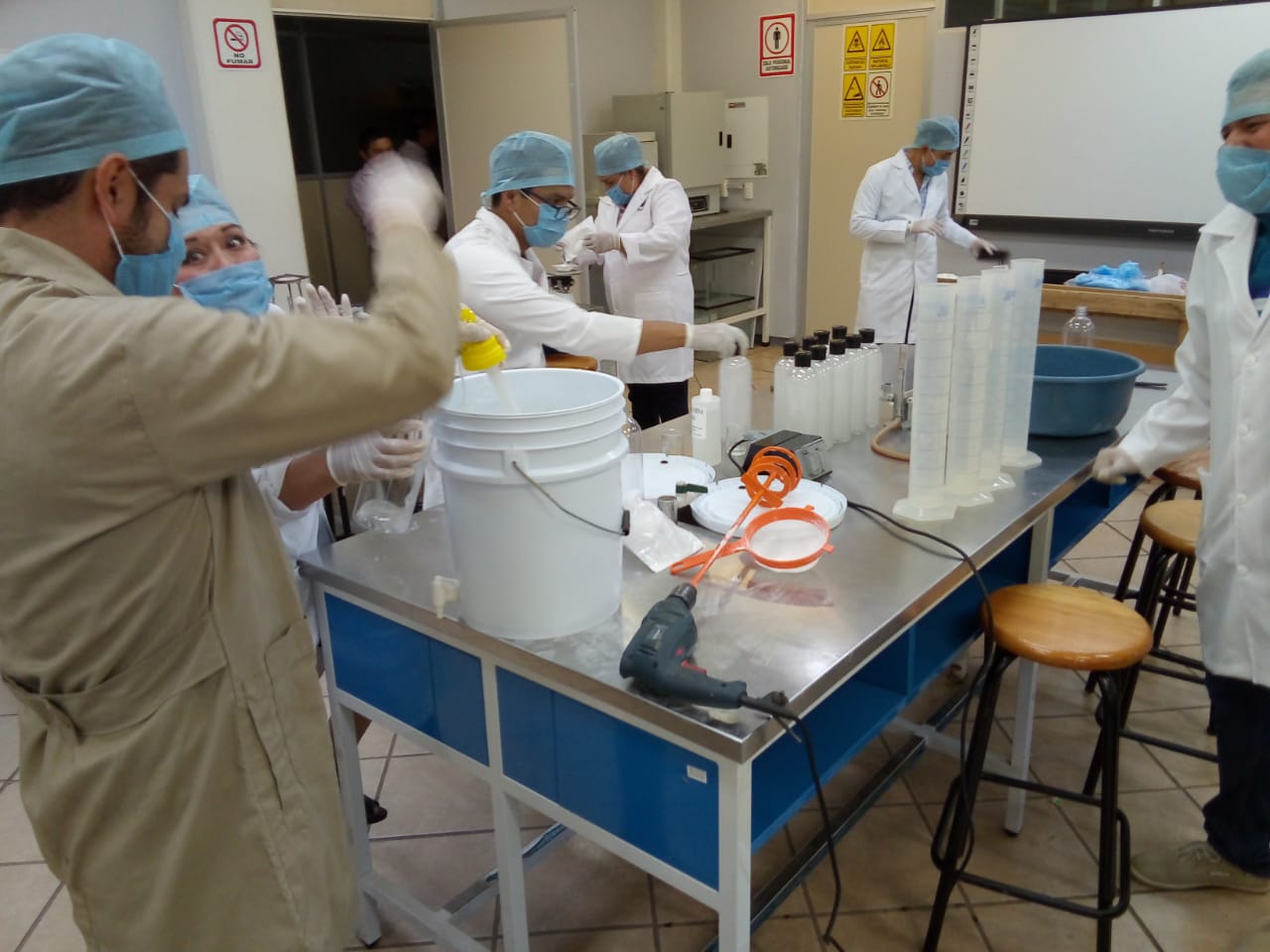  Producen estudiantes gel antibacterial para distribuir en todo el estado