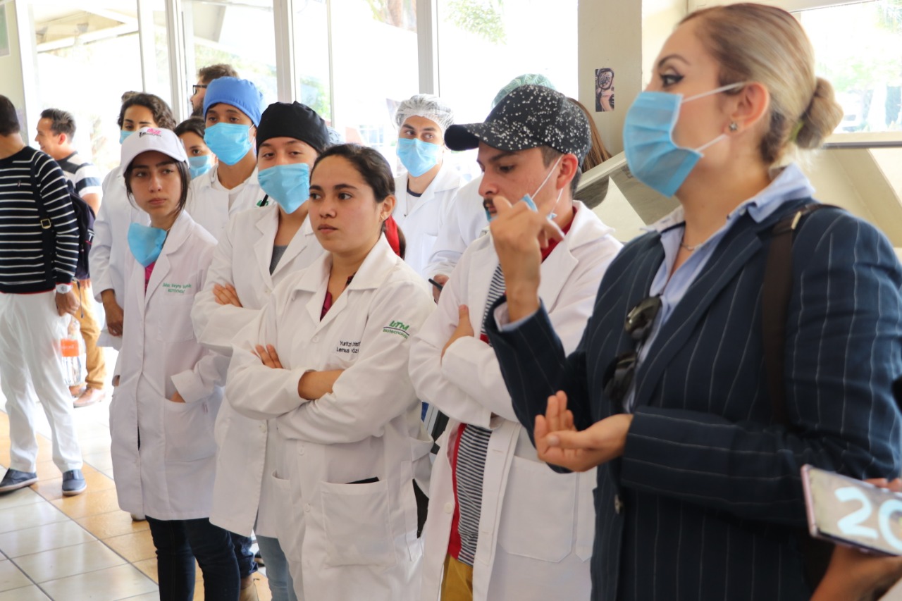 Mantiene la UTM elaboración de gel antibacterial para la ciudadanía