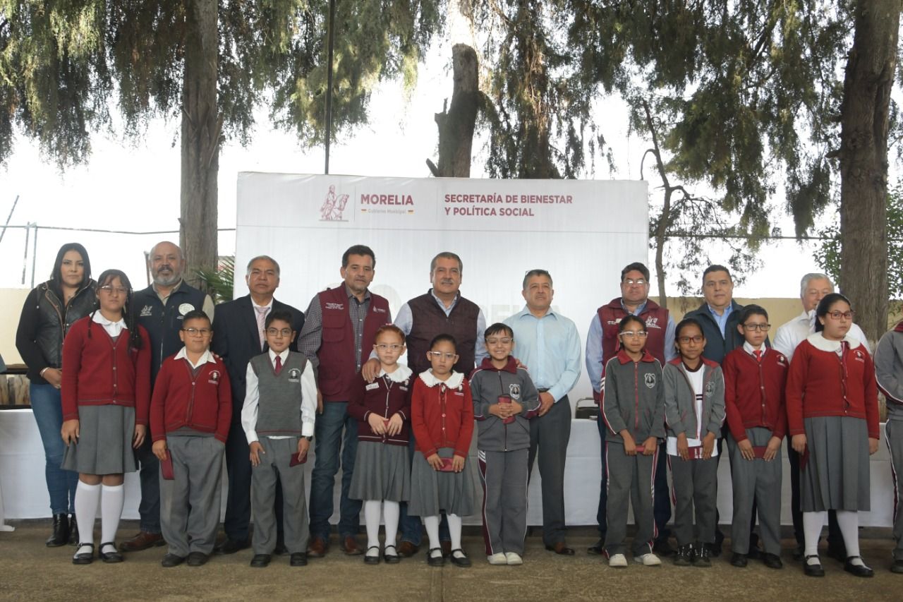 Apoya Raúl Morón proceso de aprendizaje de miles de alumnos con programa “Una mirada para el bienestar”