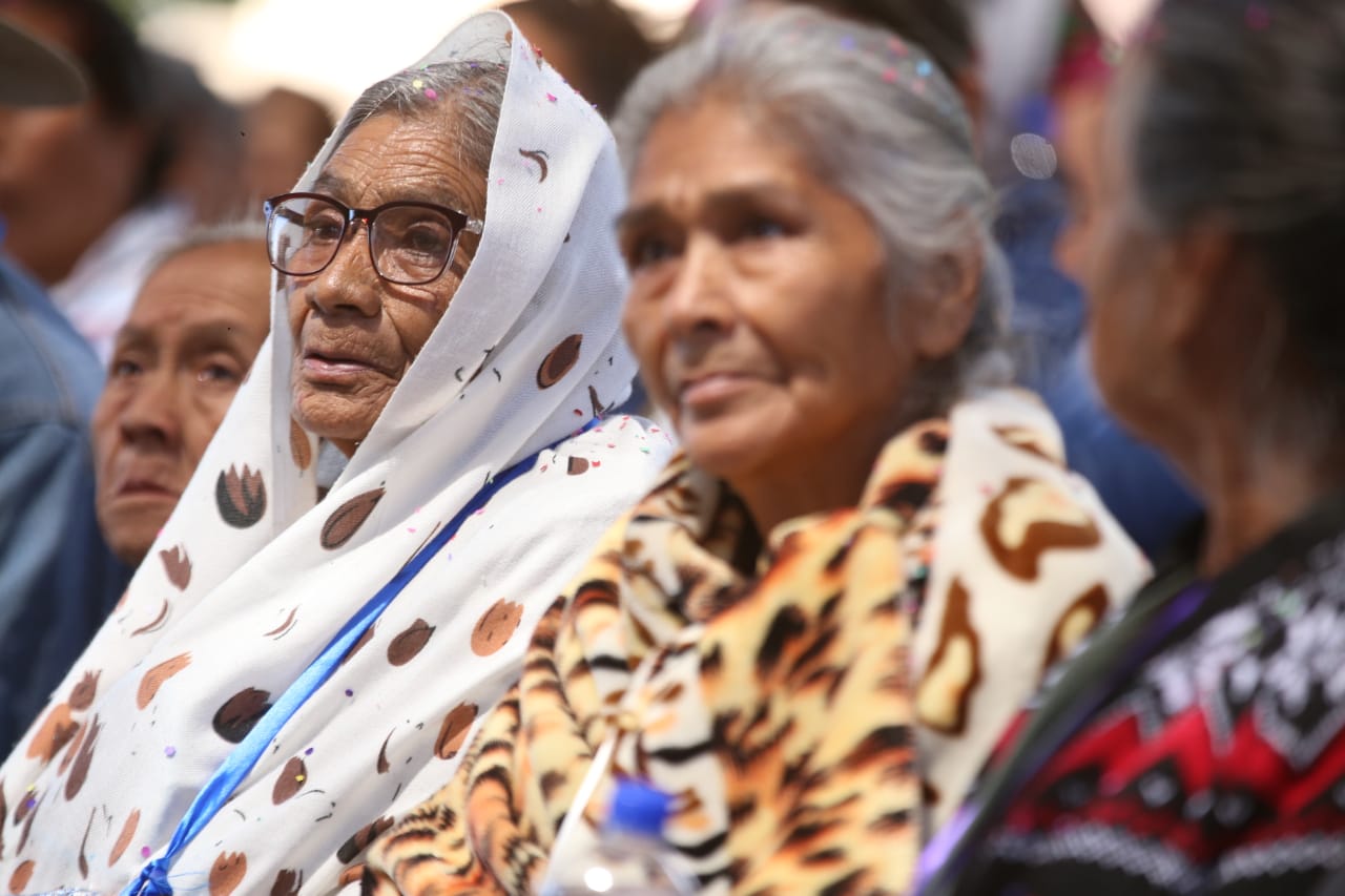  Tiene Charapan nuevo rostro; restauran trojes a sus habitantes