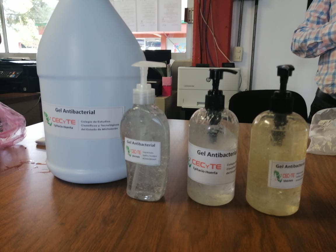  Personal del CECyTEM elabora gel antibacterial en apoyo a la contingencia por el COVID-19