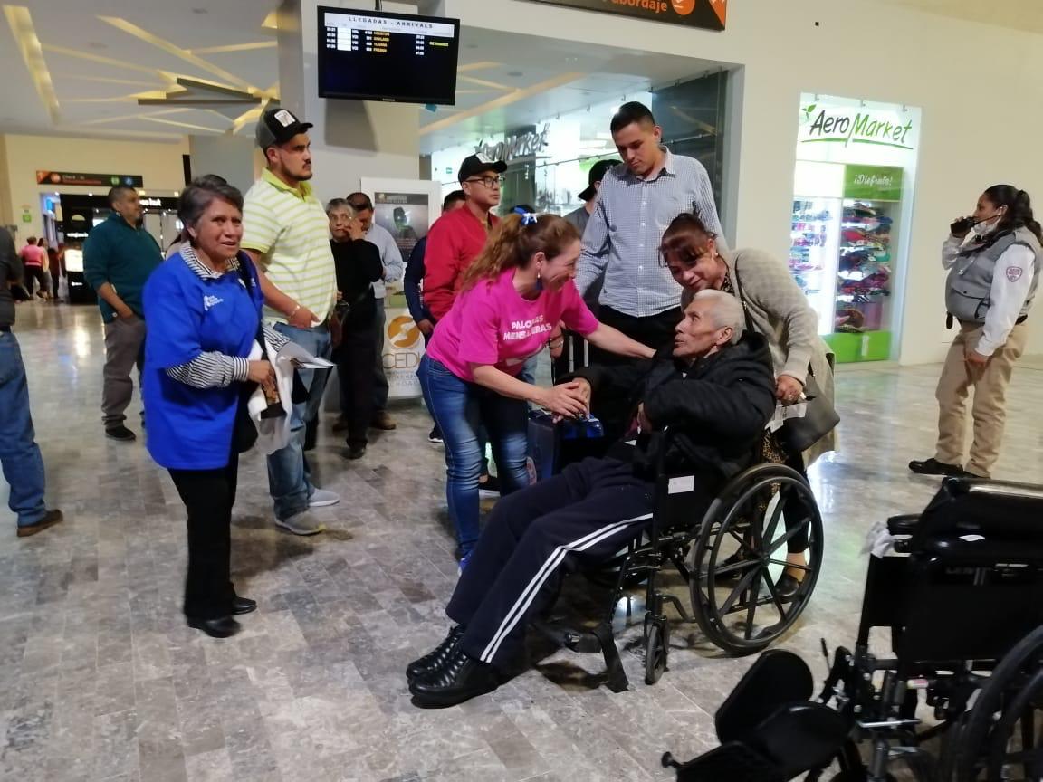 Matrimonio de Palomas Mensajeras se reencuentra con sus hijos luego de 29 años y celebra el 55 aniversario de su boda en EU