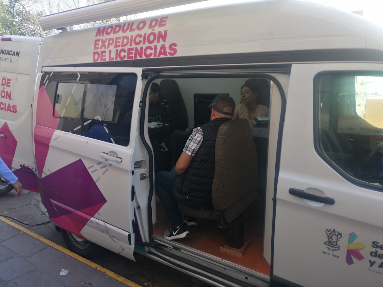 Expiden Licencias para Conducir en SCOP y SEGOB a través de Módulos Móviles
