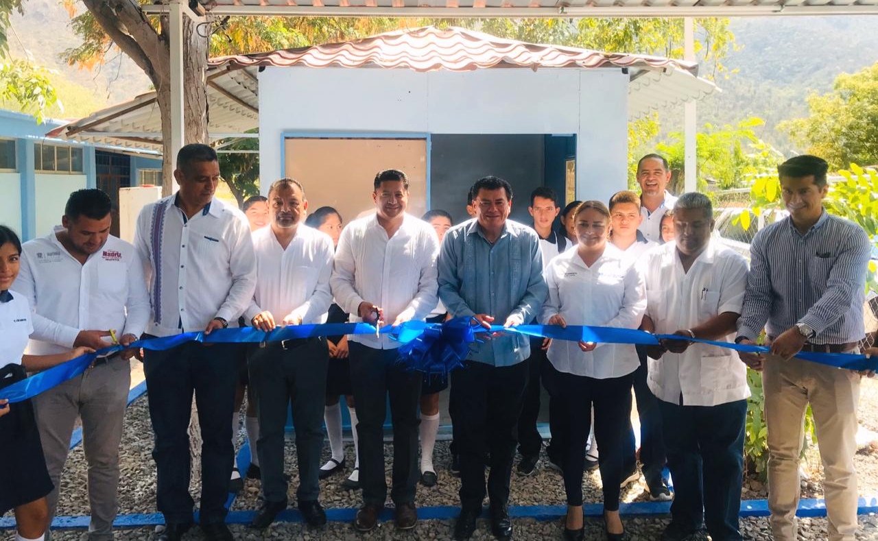  Mejoran espacios educativos en plantel Infiernillo del Cobaem