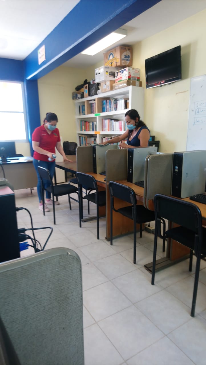  Personal y directivos del CECyTEM realizan limpieza de las áreas de trabajo