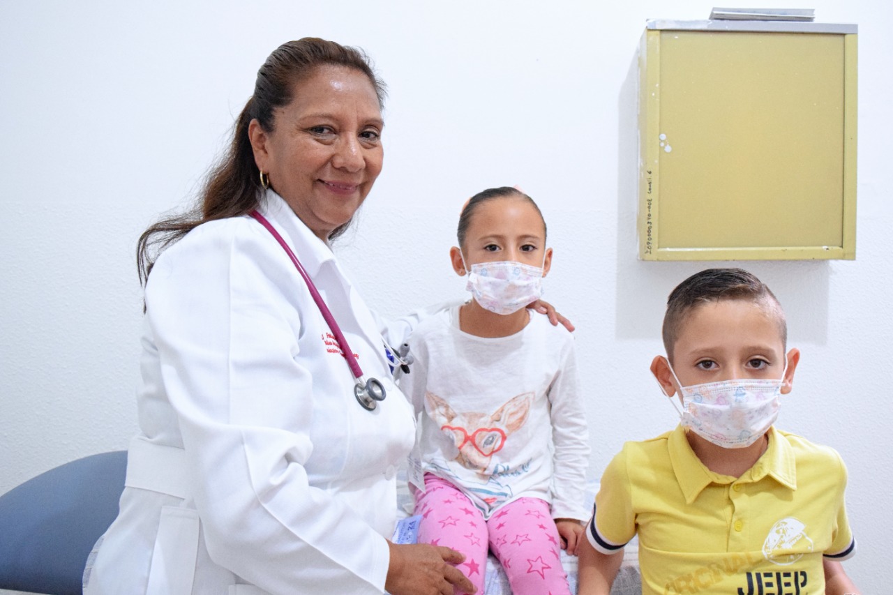 Quedarse en casa y uso de cubrebocas, esenciales para mitigar el COVID-19