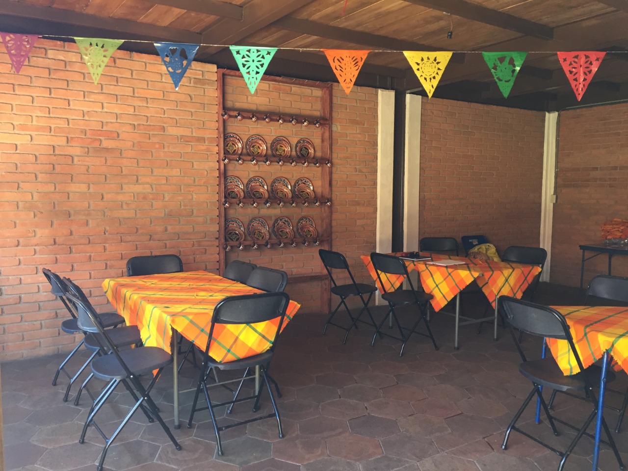  Entrega Gobierno del Estado crédito a cocinera tradicional de Zirahuén