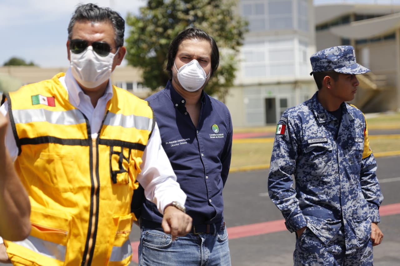  Llega a Michoacán helicóptero para apoyar en incendios forestales activos de Uruapan