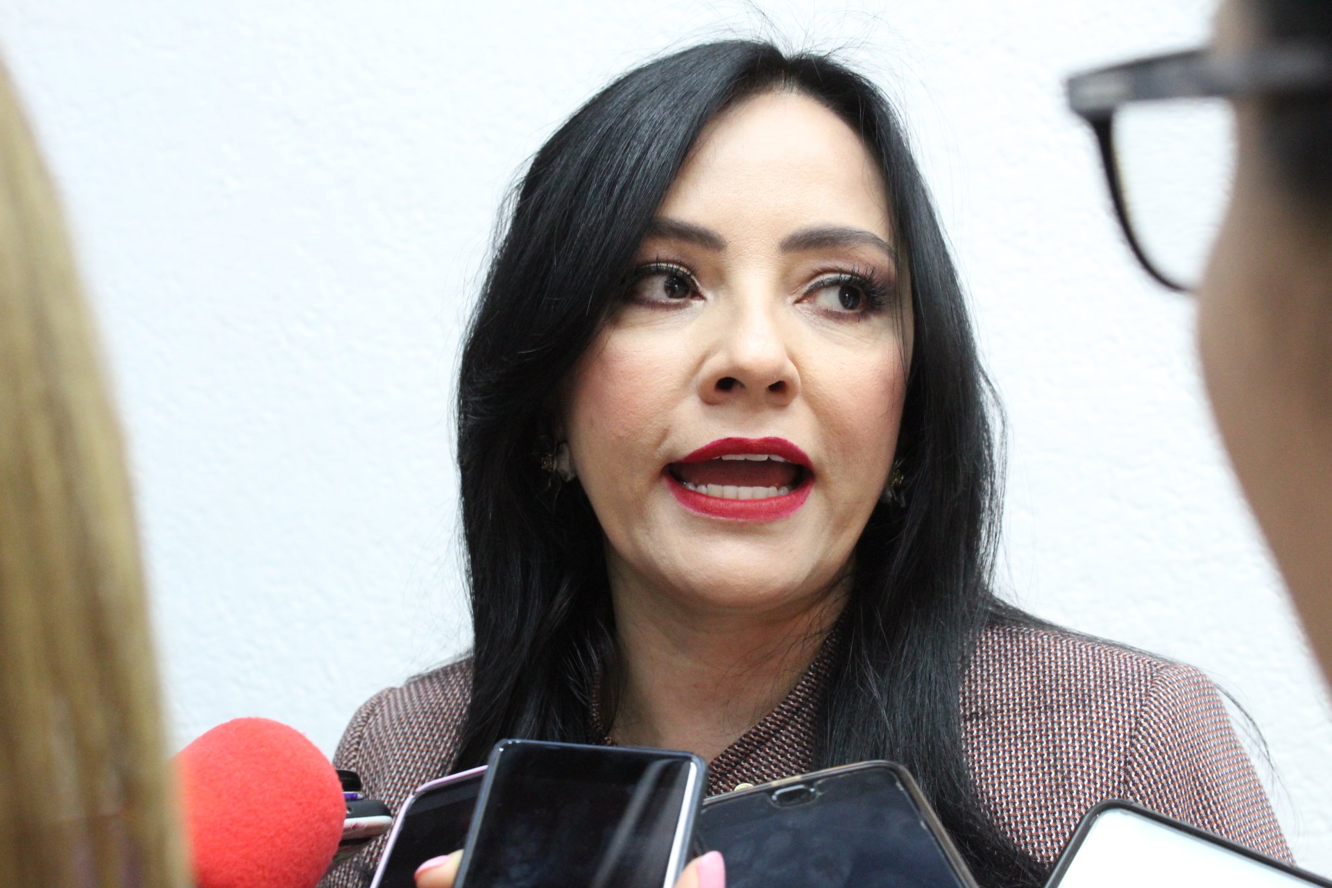  Llama Adriana Hernández a priorizar recursos en salud y ayuda alimentaria