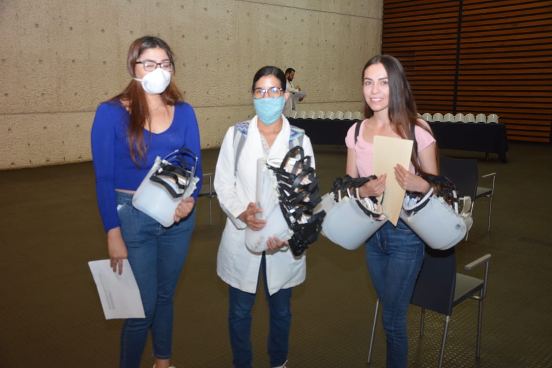  Entrega UMSNH caretas a pasantes de Medicina