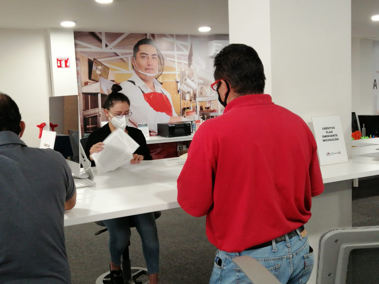  Reciben choferes del transporte público créditos del Gobierno