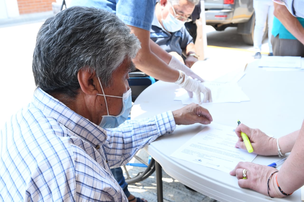  Cocinera tradicional y mecánico de motocicletas de Zitácuaro reciben créditos del Gobierno