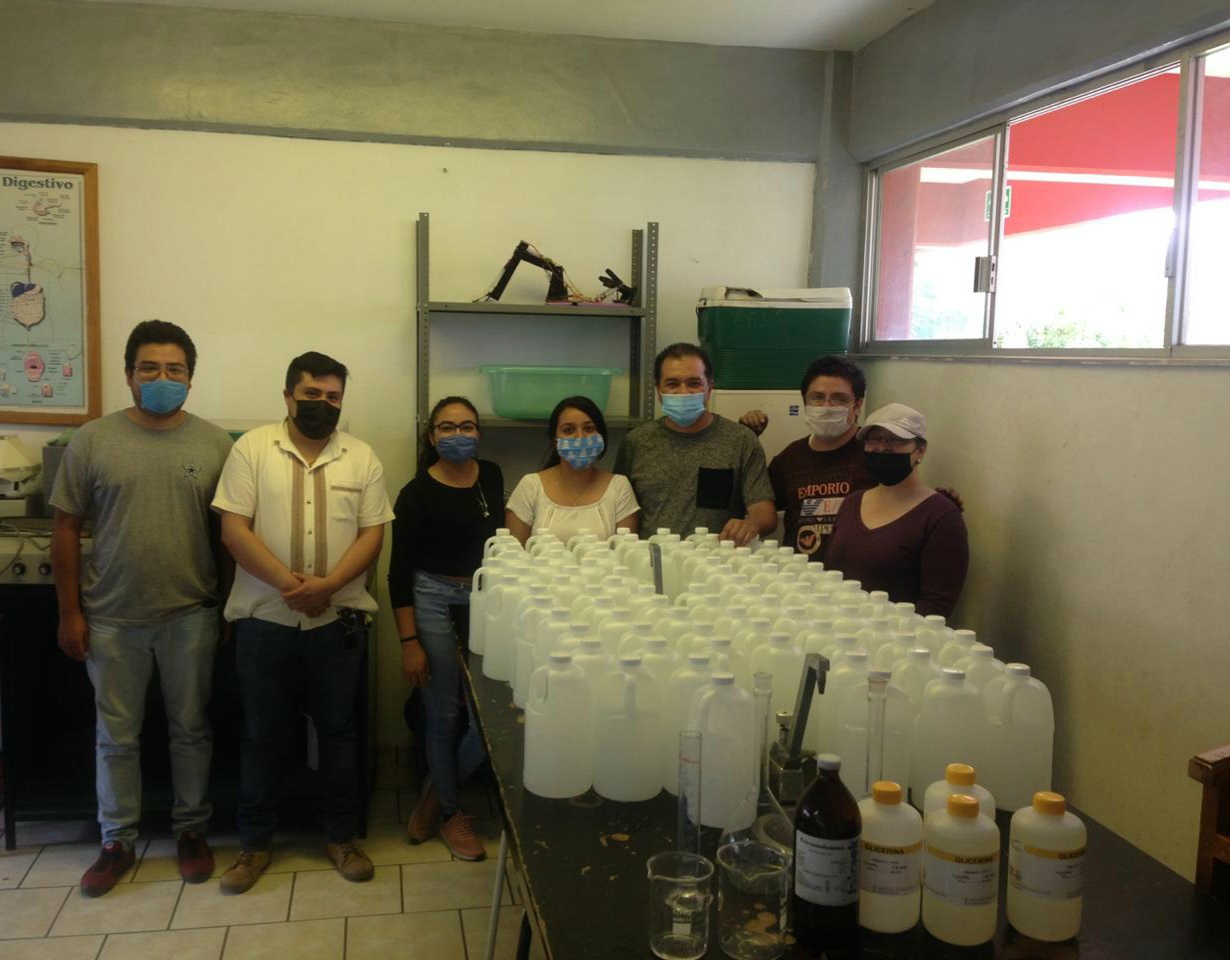 Personal del CECyTEM elabora gel antibacterial