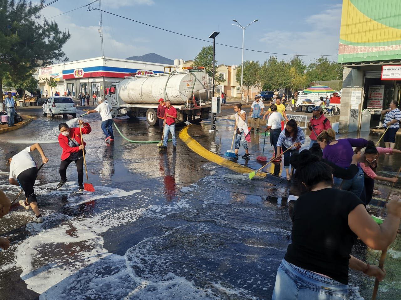Ciudadanos y gobierno Sanitizan calles de Villas del Pedregal