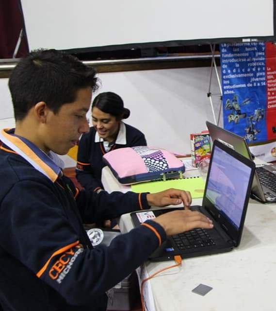 En línea, directivos del CECyTEM mantienen comunicación con madres y padres de estudiantes