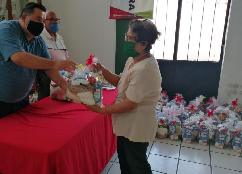  Militantes del PRI se unen para entregar ayuda alimentaria