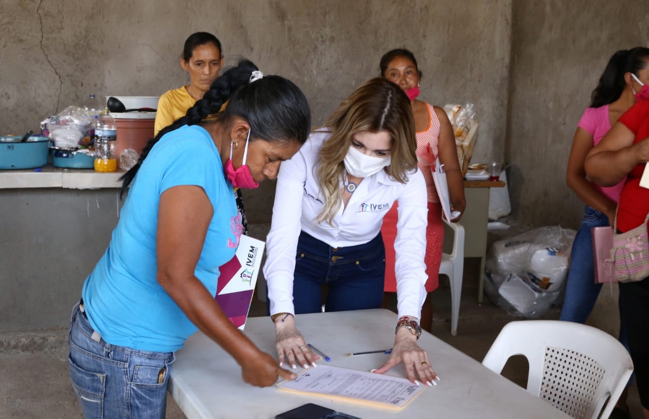  Cumplen sueño a 27 familias de La Huacana; les entregan su casa