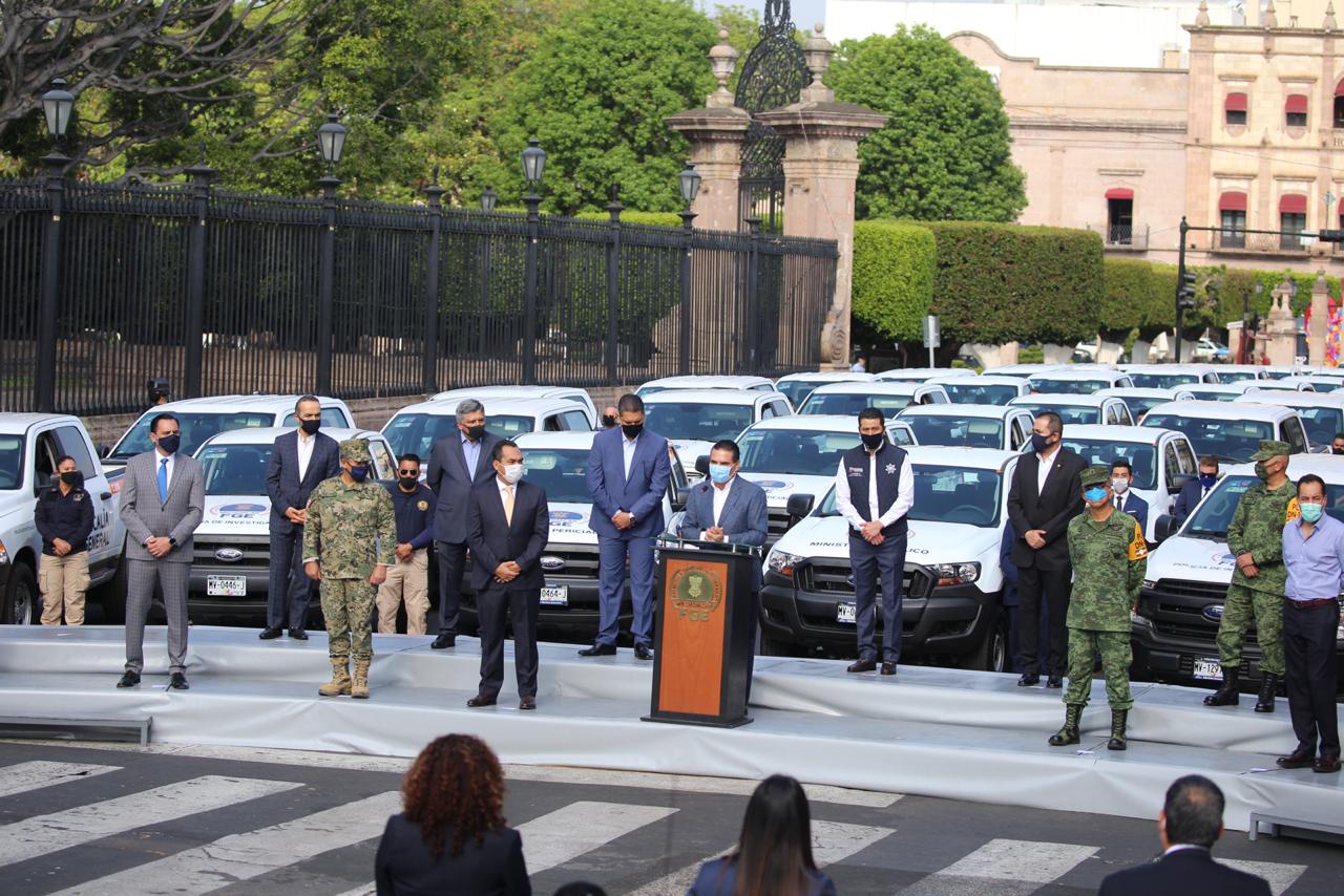  Fortalece Gobernador procuración de justicia en Michoacán; entrega 150 vehículos a FGE