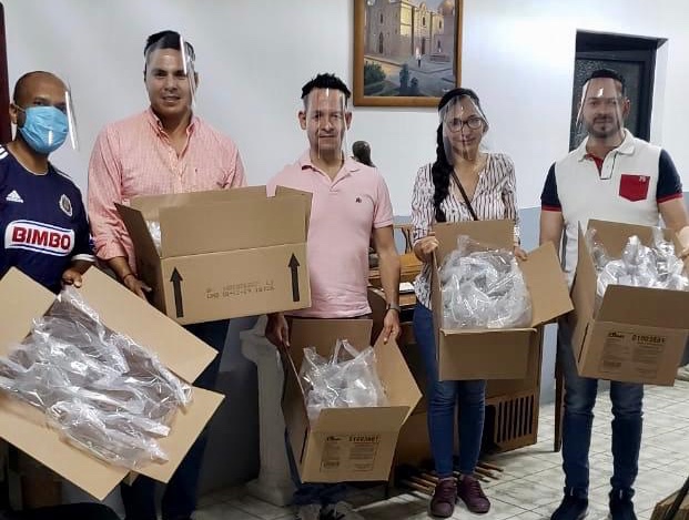  Entregan jóvenes 200 caretas a personal médico de Zamora