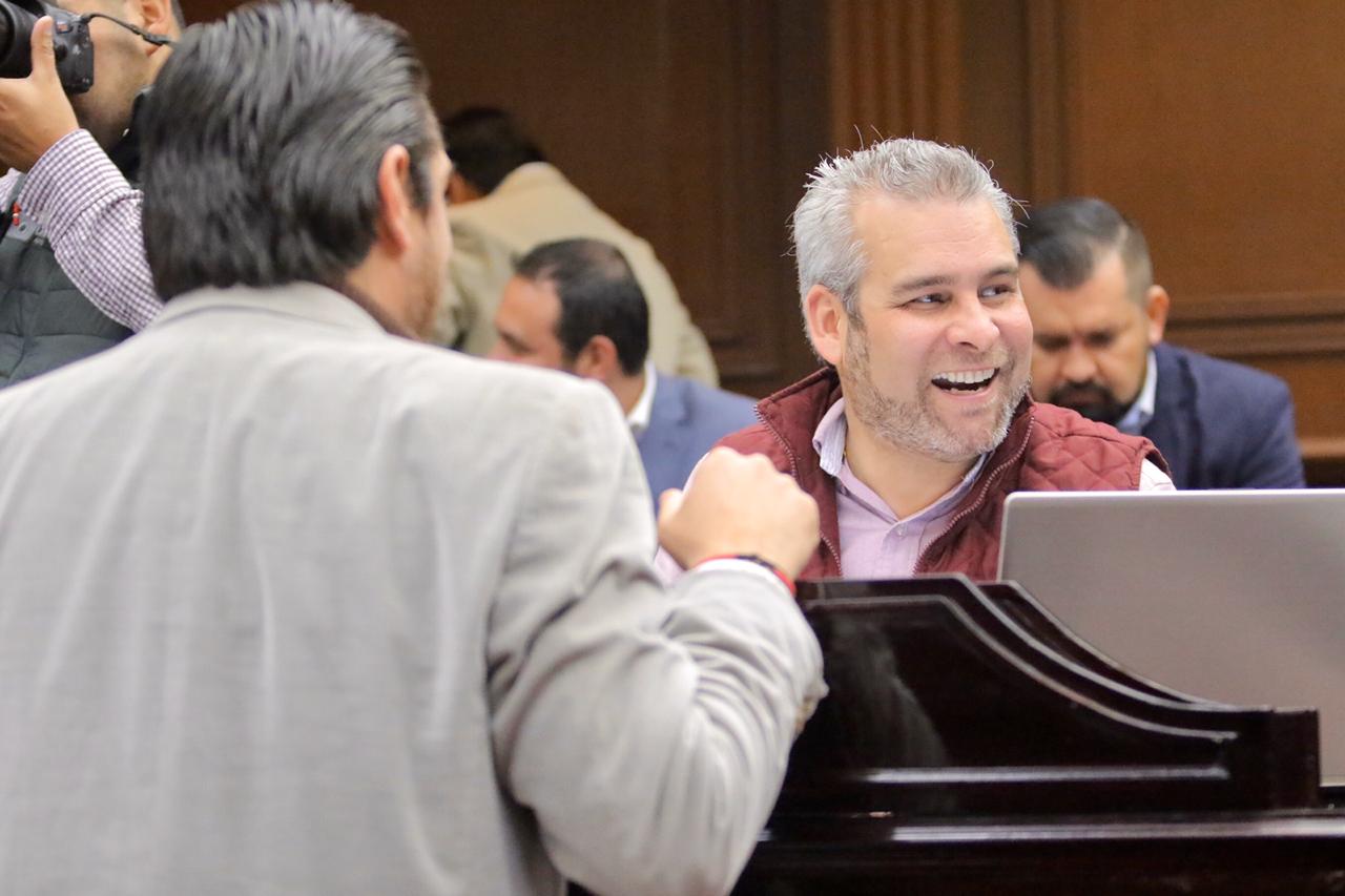  Alfredo Ramírez celebra aprobación en comisiones de iniciativa para suspender cobro de agua