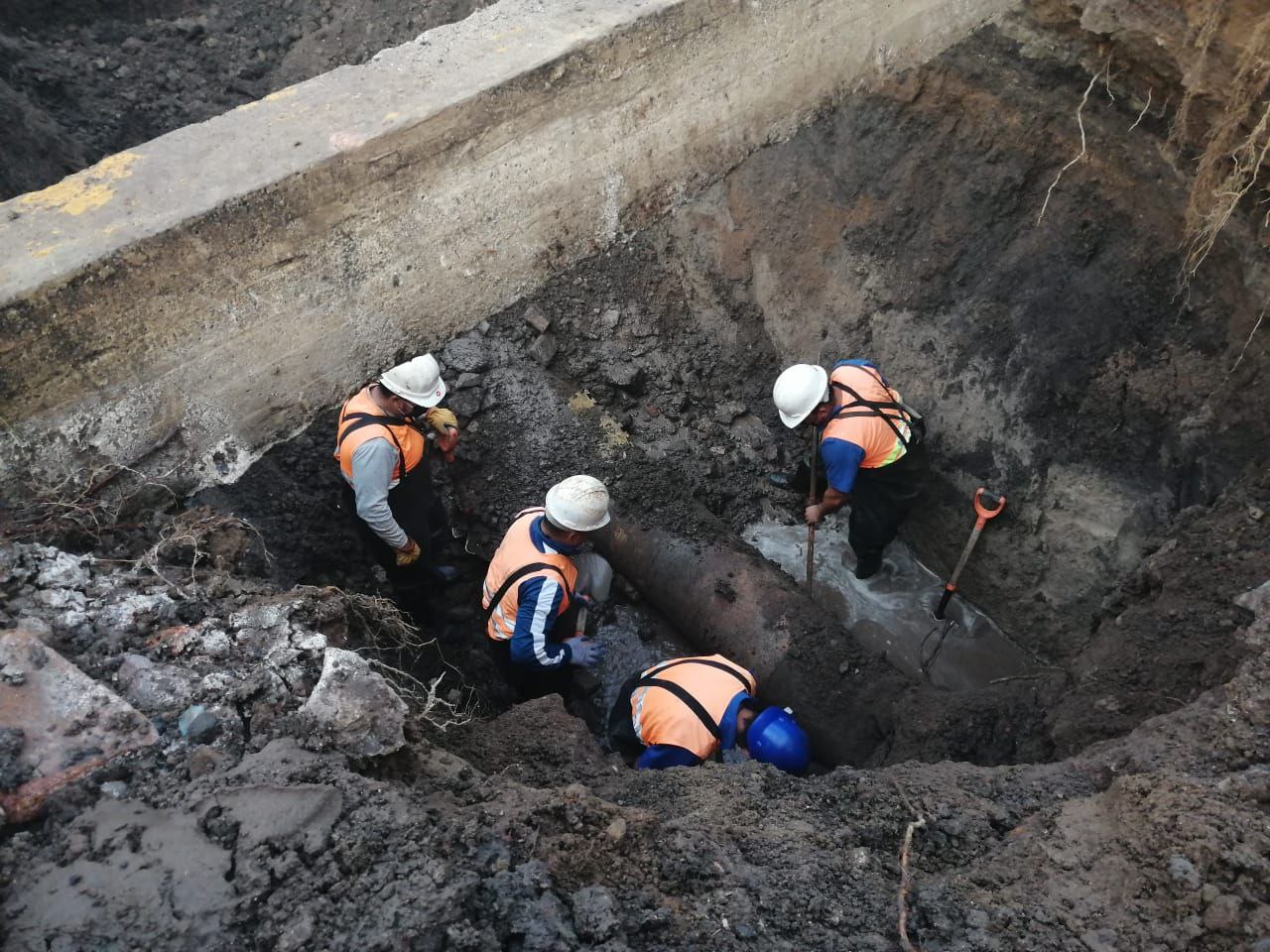  OOAPAS repara línea principal sobre Avenida Camelinas