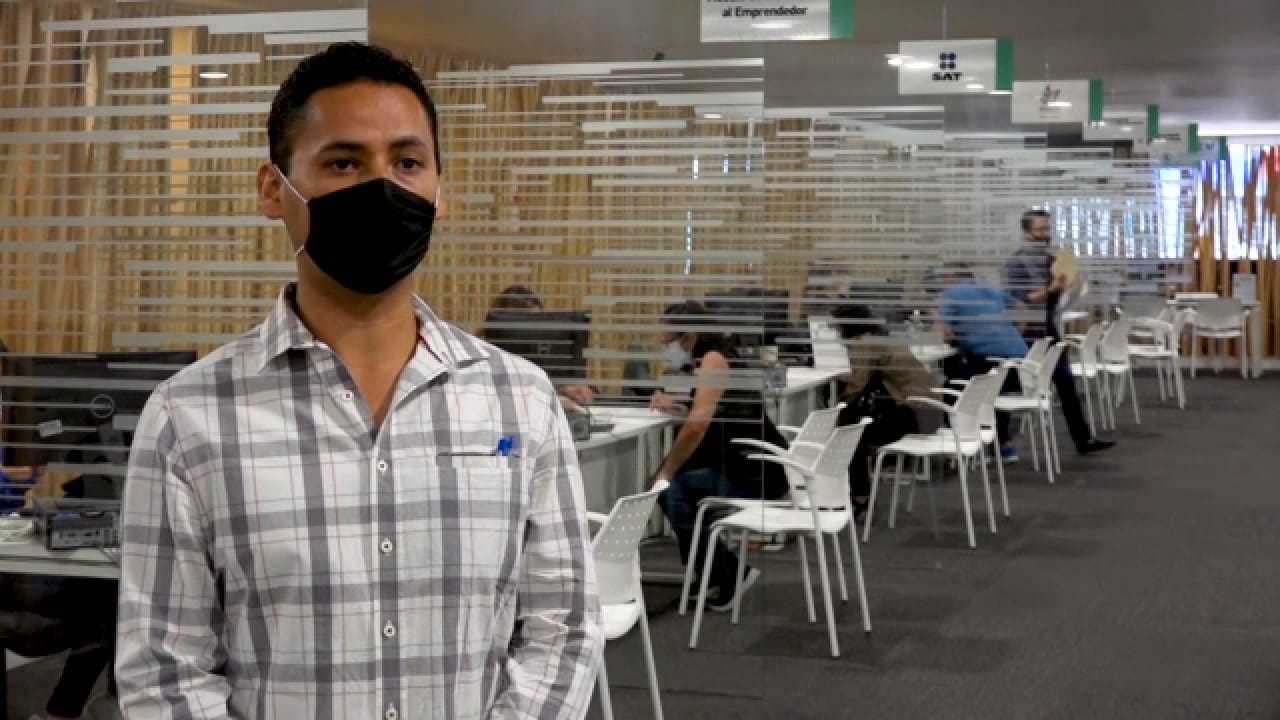  Recibe crédito propietario de papelería cerrada por contingencia