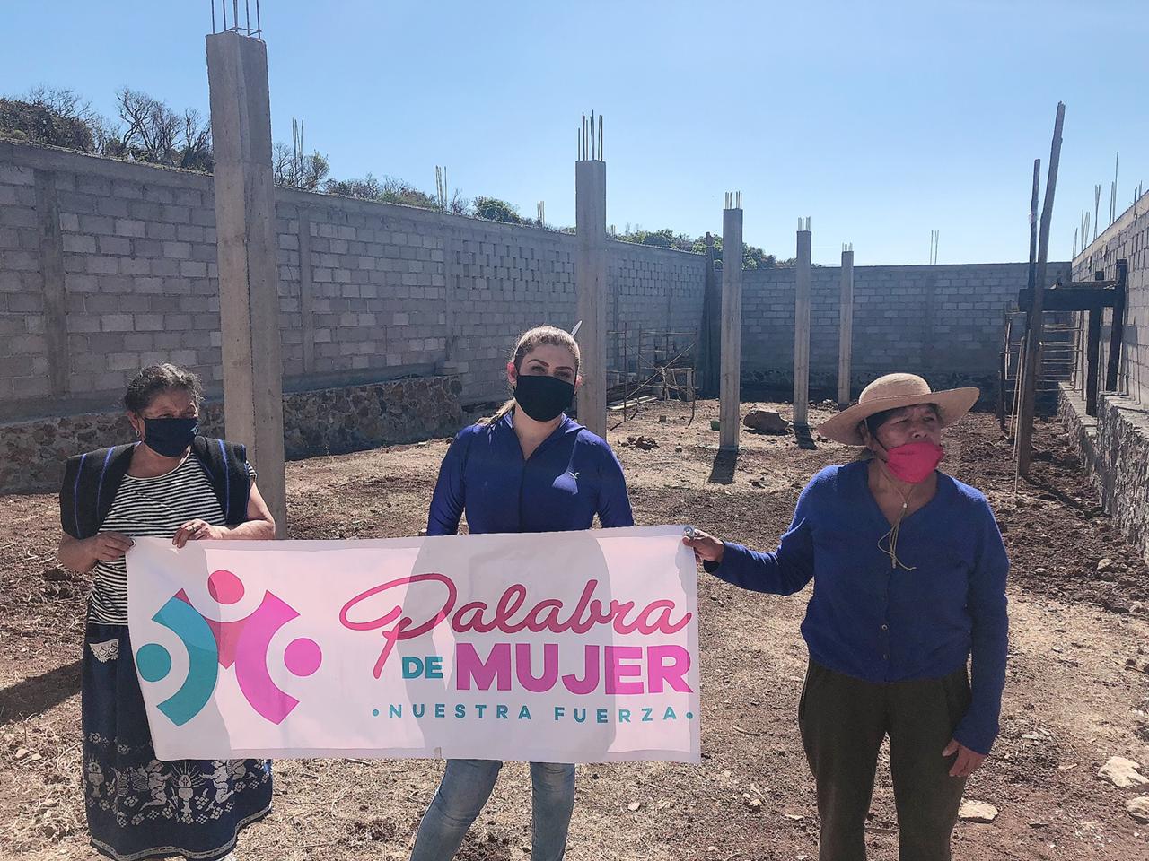  Entrega Palabra de mujer 140 láminas galvanizadas a vecina de Quiroga