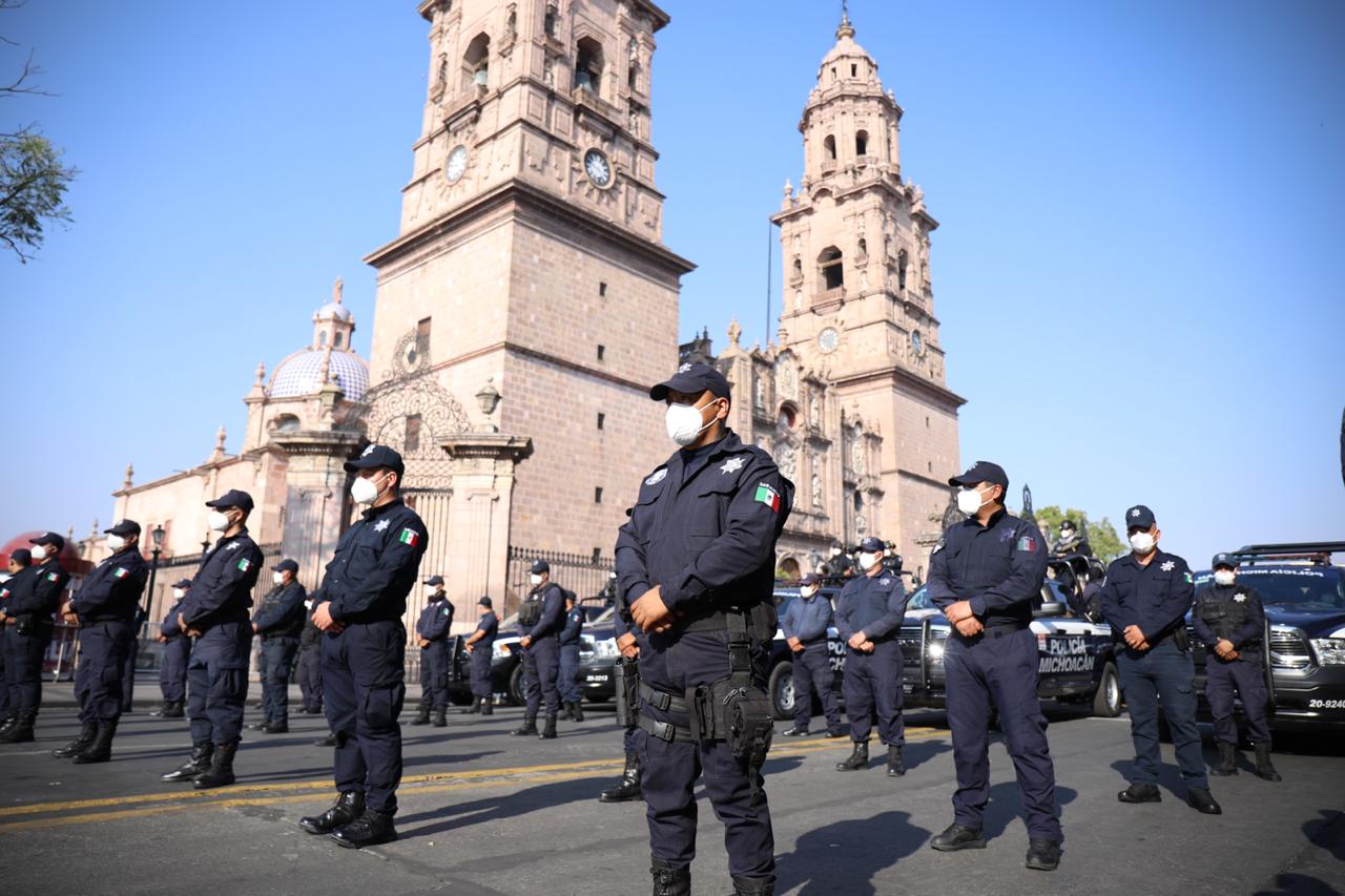  Refuerza Michoacán seguridad; entrega Gobernador 140 patrullas