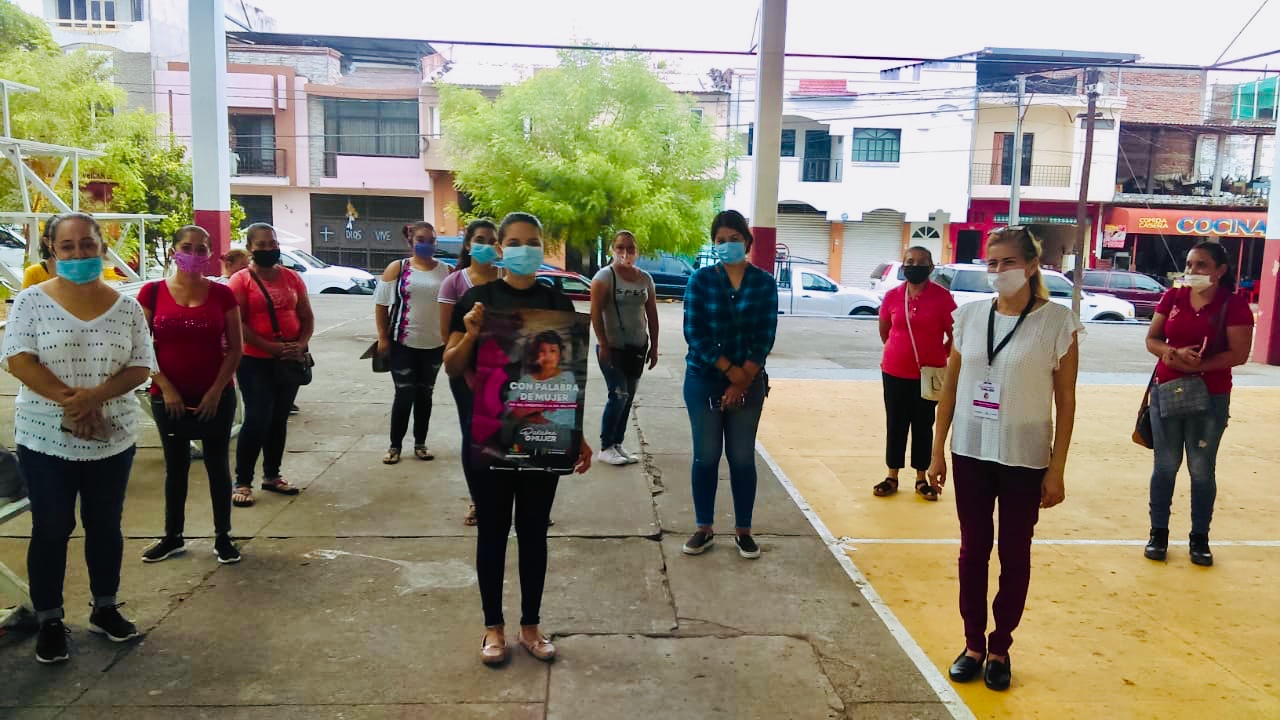 Entrega Gobierno del Estado créditos a mujeres de Apatzingán