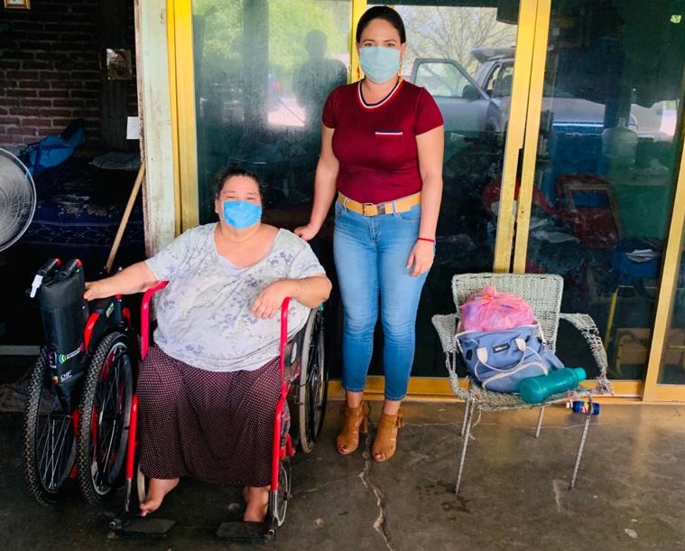  Entrega Gobierno del Estado sillas de ruedas a adultas mayores