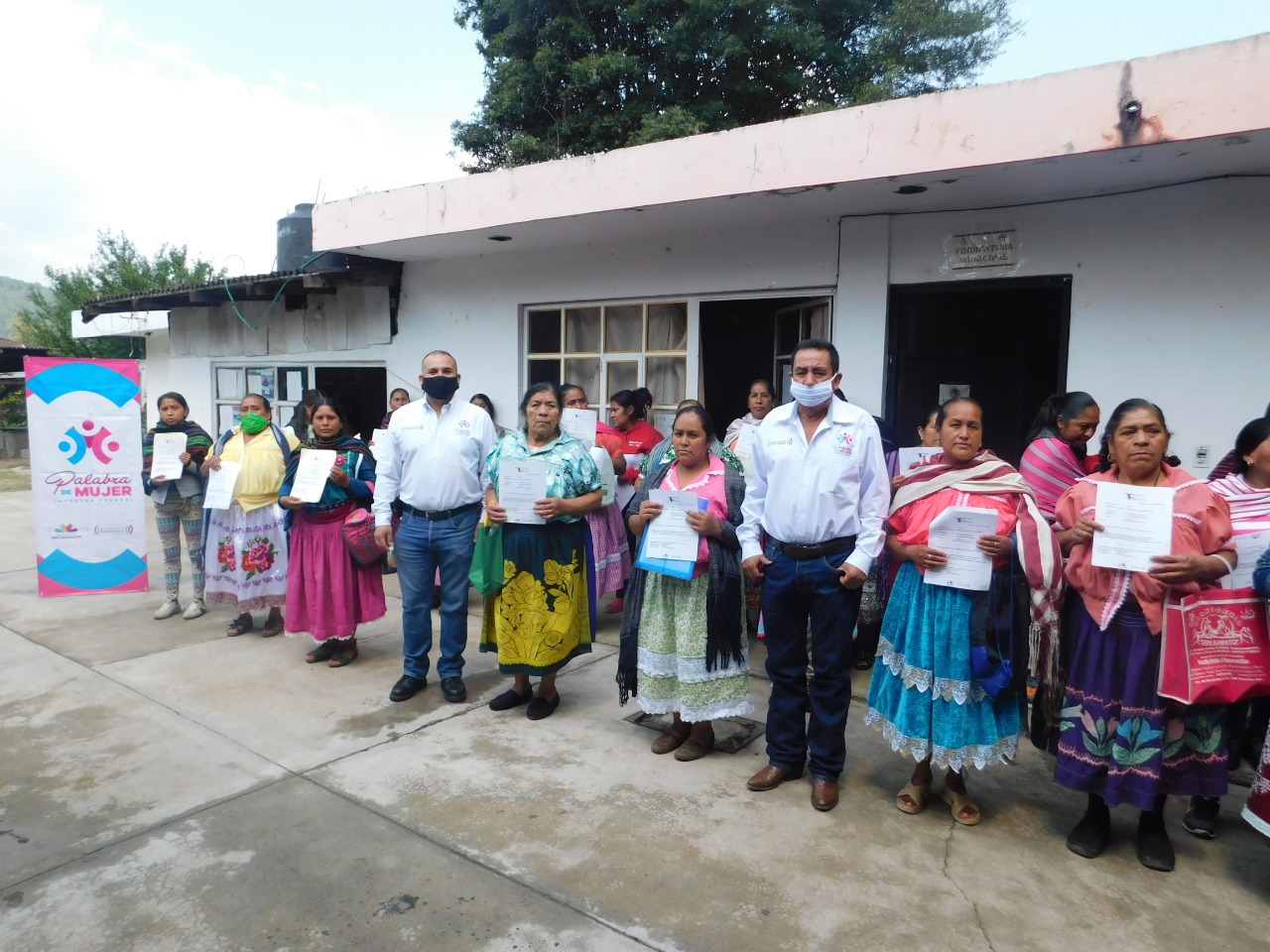 Entrega Gobierno créditos y despensas de Palabra de Mujer en Nahuatzen