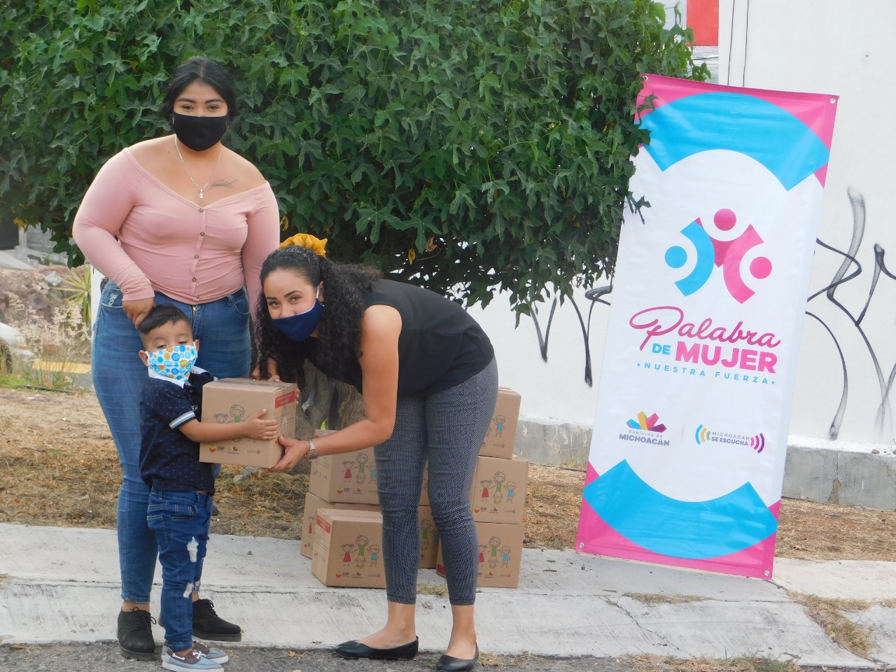 Entregan despensas de “Alimentado sonrisas” en Tarímbaro