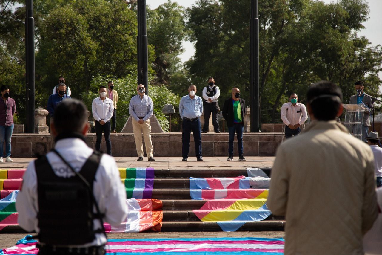  Ayuntamiento moreliano izó bandera multicolor en plaza Morelos