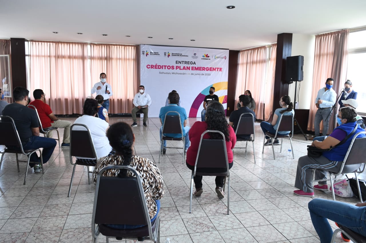  Apoya crédito del Plan Emergente a fabricante de huarache de Sahuayo