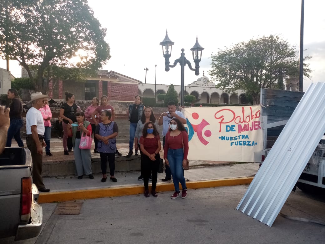 Entrega programa Palabra de Mujer 390 láminas a mujeres de Santa Rita, Copándaro