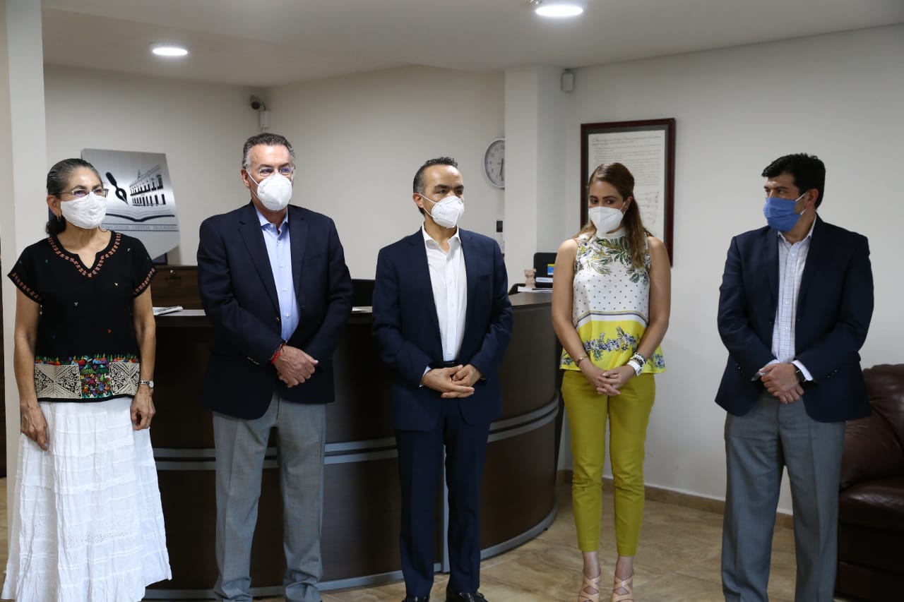  Donan notarios de Michoacán electrocardiógrafo e insumos al Hospital Infantil y Civil de Morelia