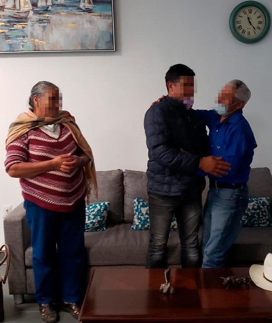  Reúne Fiscalía General a un matrimonio con su hijo desaparecido hace 35 años