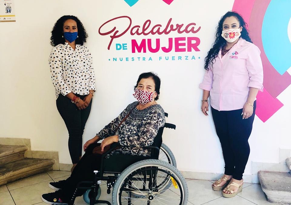  Entrega Palabra de Mujer silla de ruedas a adulta mayor
