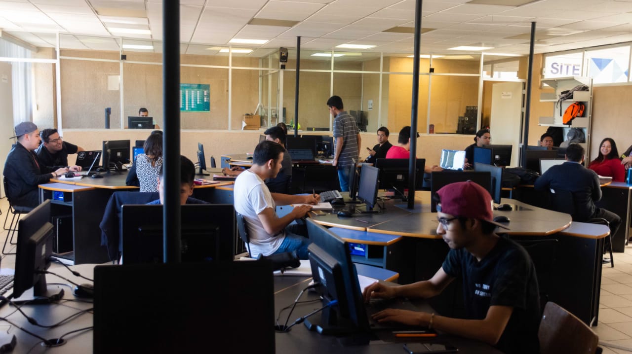  Jóvenes de Tecnologías de la Información de la UTM realizan aplicaciones web