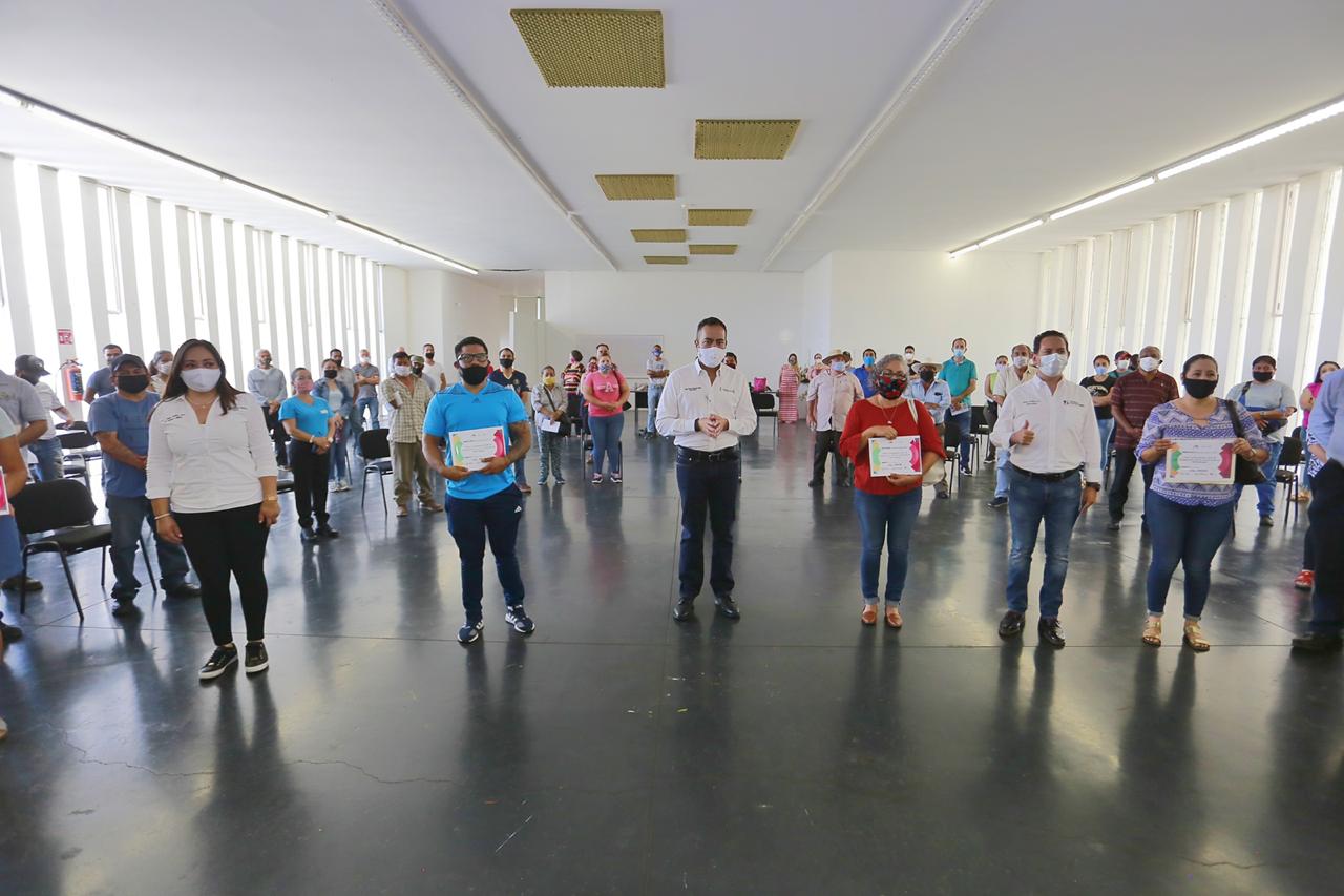  Entrega Carlos Herrera Tello 50 créditos emergentes a comerciantes de Zamora