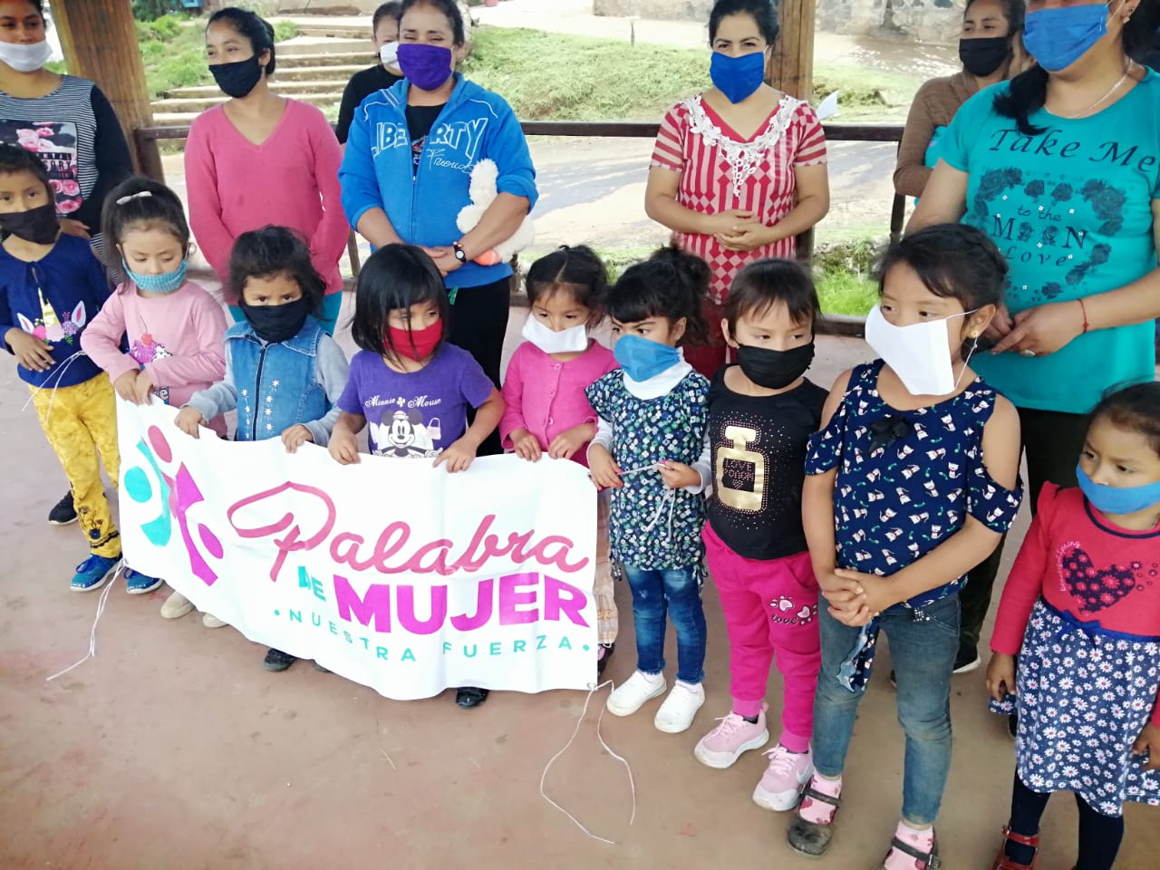  Reciben mujeres de Salvador Escalante despensas infantiles del programa Palabra de Mujer
