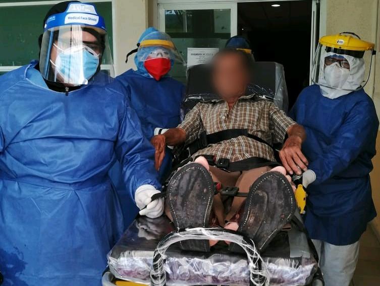  Egresan los dos primeros pacientes de COVID-19 del Hospital Comunitario de La Huacana