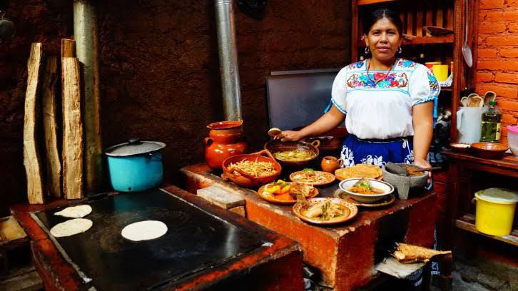 Cocineras tradicionales recibirán apoyos para reactivación económica: Carlos Herrera