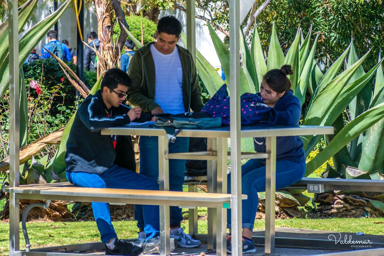  Becados, todos los estudiantes del Bachillerato Nicolaita