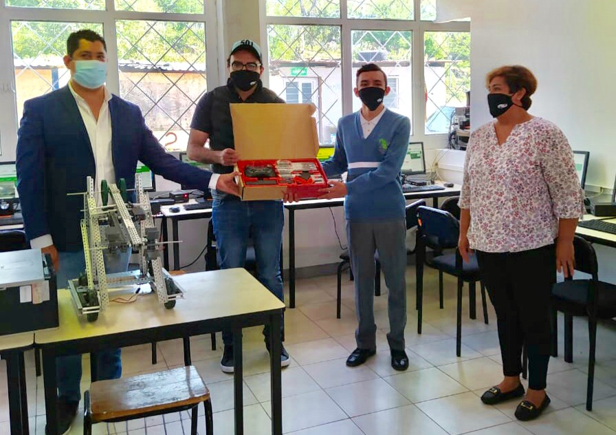  Dotan con equipo de robótica al plantel Tangancícuaro del CECyTEM