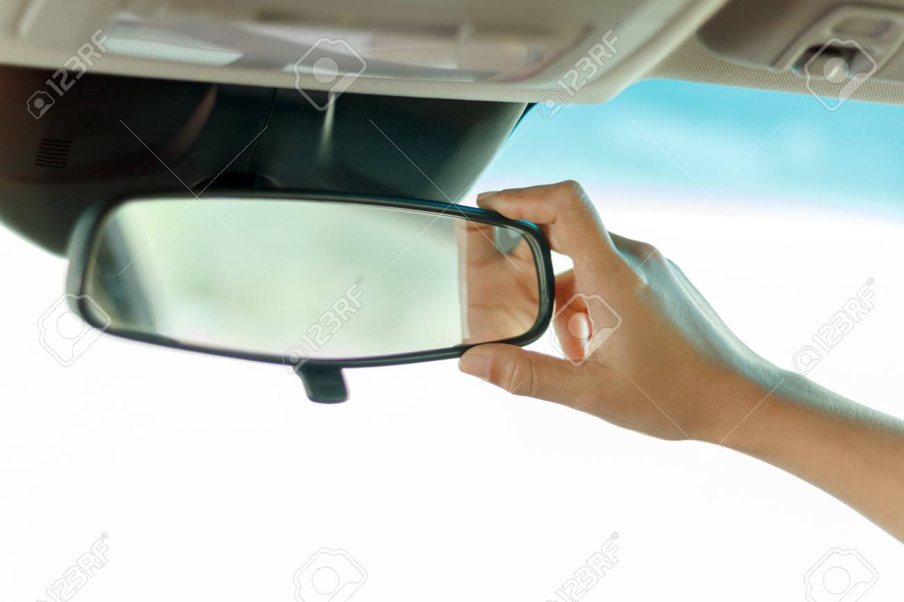  Un modelo con espejo retrovisor